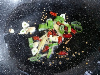 8、家常香辣鸡架,锅内倒油，放入葱姜蒜辣椒爆香