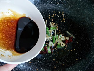 9、家常香辣鸡架,香味出来以后，倒入料汁炒出香味