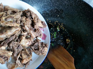 10、家常香辣鸡架,倒入煮好的鸡架进行翻炒