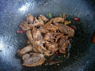 11、家常香辣鸡架,炒到每一块都上了颜色，水分收干