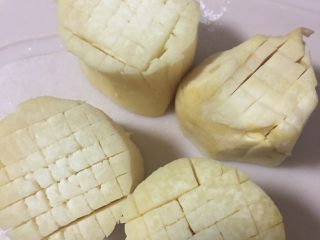 1、开花杏鲍菇,1️⃣ 杏鲍菇洗净切段，用刀切十字，最好多切几条，这样开花的时候能更好看。