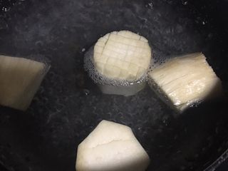 2、开花杏鲍菇,2️⃣ 水煮沸，将杏鲍菇加入水中煮2-3分钟。