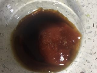 3、开花杏鲍菇,3️⃣ 调酱汁：加入2勺番茄沙司，2勺食醋，少量盐和糖，搅拌均匀。