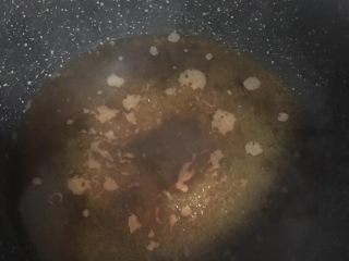 4、开花杏鲍菇,4️⃣ 将料汁倒入锅中，加入半碗水煮沸。