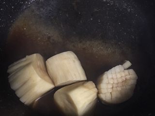 5、开花杏鲍菇,5️⃣ 倒入盛出沥干的杏鲍菇，再加入半碗淀粉水，煮至汤汁浓稠。