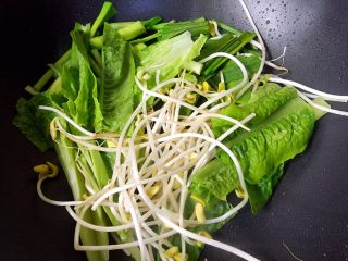 8、川香水煮鱼,放入四种配菜炒断生盛出。