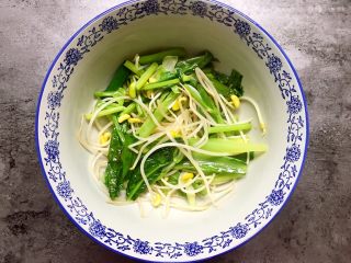 9、川香水煮鱼,炒好的配菜放在碗底部。