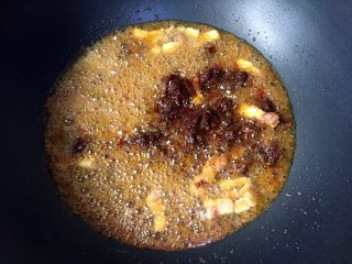 12、川香水煮鱼,放入鱼料炒香。