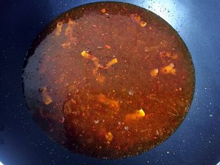 13、川香水煮鱼,加适量清水煮开。