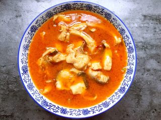 15、川香水煮鱼,将鱼片装入碗中。