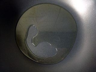 17、川香水煮鱼,热锅倒油烧至八成热。