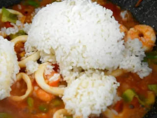 6、世界杯各国特色美食——西班牙海鲜烩饭,倒入冷米饭，大火炒匀 