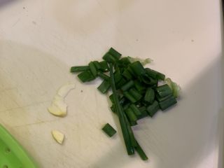 1、板栗炖排骨,葱切丁