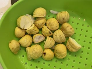 2、板栗炖排骨,板栗切半