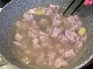 6、板栗炖排骨,煮开后放入排骨，去一下血水