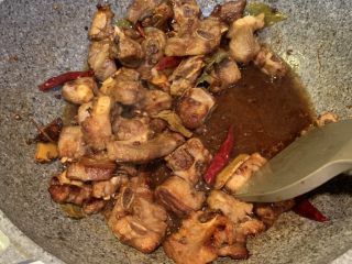 11、板栗炖排骨,加入2勺料酒、1勺生抽、半勺老抽翻炒均匀