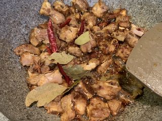 10、板栗炖排骨,放入八角、干红辣椒、花椒、香叶煸炒到能闻到香料的香味