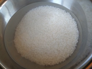 1、真正的生炒腊味糯米饭,糯米用水泡四个小时左右