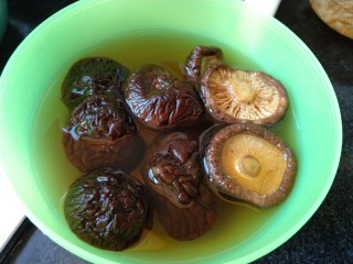 2、真正的生炒腊味糯米饭,干香菇也要充分泡开