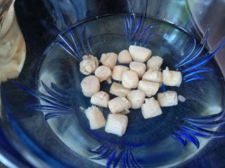 3、真正的生炒腊味糯米饭,干贝泡开