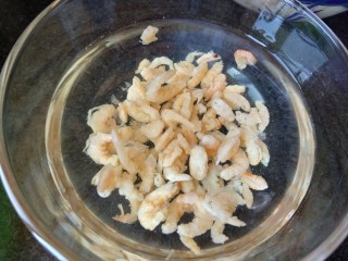 4、真正的生炒腊味糯米饭,海米切碎点用水泡开