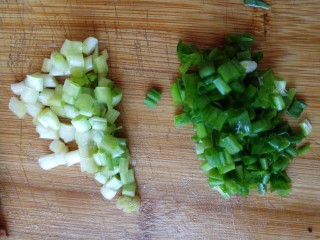 5、真正的生炒腊味糯米饭,小葱切开，分开葱白，葱绿