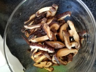 7、真正的生炒腊味糯米饭,泡发的香菇捏干水切丝，泡香菇的水留着备用