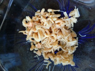 8、真正的生炒腊味糯米饭,干贝泡开很容易就捏成丝了，海米沥干水备用