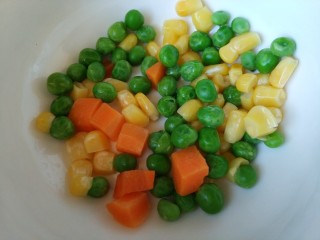 9、真正的生炒腊味糯米饭,杂蔬洗干净备用