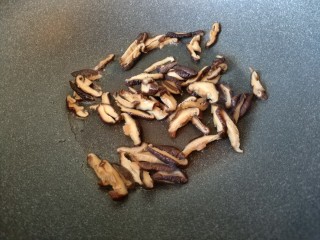 10、真正的生炒腊味糯米饭,热锅放油，加入香菇爆香