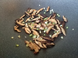 11、真正的生炒腊味糯米饭,加入葱白炒香