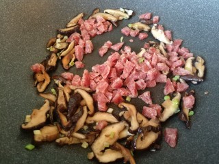 12、真正的生炒腊味糯米饭,再加入腊肠丁炒干