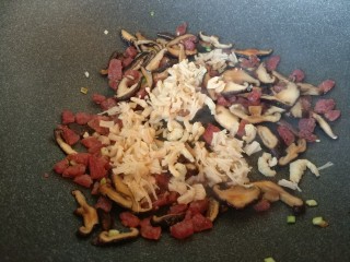 13、真正的生炒腊味糯米饭,加入海米干贝炒干水分