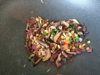 14、真正的生炒腊味糯米饭,最后加入杂蔬炒均匀