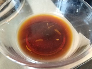 17、真正的生炒腊味糯米饭,焖饭期间酱油加一点白砂糖拌匀备用