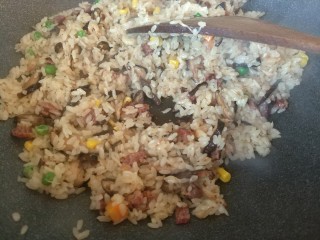 18、真正的生炒腊味糯米饭,焖干水炒一下，然后继续重复加水焖的步骤，大概两三次，直至炒至糯米变透明有弹性，手感有阻力后