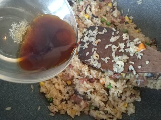 19、真正的生炒腊味糯米饭,加入调好的酱汁