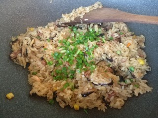 20、真正的生炒腊味糯米饭,一直翻炒至酱汁完全收干，撒入一把之前切好的葱花