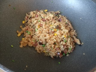 21、真正的生炒腊味糯米饭,翻炒均匀就可以开吃了