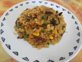 22、真正的生炒腊味糯米饭,糯米粒粒分明，晶莹剔透有弹性