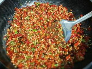 3、自制辣椒酱,加入辣椒，搅拌。