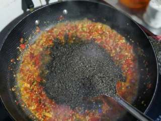 4、自制辣椒酱,加入芝麻面，搅拌。