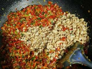 5、自制辣椒酱,加入花生碎，搅拌。