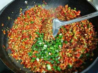 6、自制辣椒酱,加入葱末，搅拌。