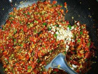 7、自制辣椒酱,加入蒜末，搅拌。