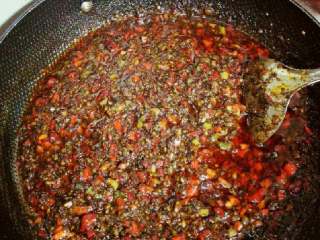 8、自制辣椒酱,放入甜面酱、盐、味精，搅拌均匀。