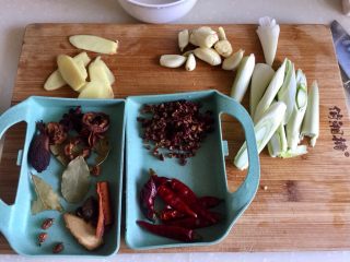 4、山药胡萝卜牛肉煲,烧水时，把香料（八角桂皮香叶山楂草果白芷豆蔻）花椒干辣椒清洗一下，姜去皮清洗切片，蒜剥皮清洗拍碎，葱白切斜段