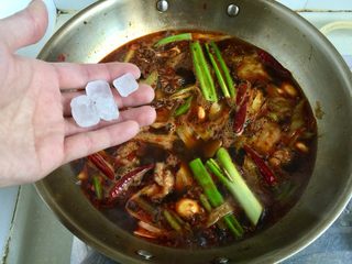 21、山药胡萝卜牛肉煲,加入数颗冰糖，搅拌让冰糖融化