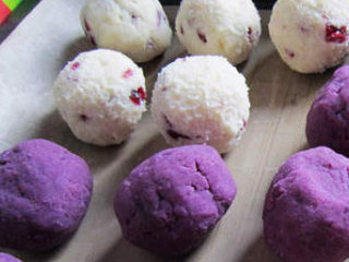 3、木糖醇山药&紫薯月饼,将拌好的山药和紫薯泥分成40克一个的分量，揉成团盖保鲜膜放一遍备用