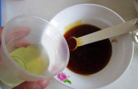 6、木糖醇山药&紫薯月饼,玉米油25克，加入到糖浆中继续搅拌均匀